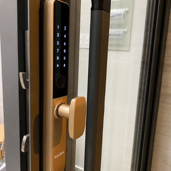 Khóa cửa lùa vân tay Kardos SmartLock A109 TN Gold - lắp đặt thực tế