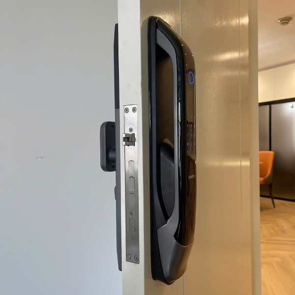 Khóa cửa vân tay Kardos SmartLock A15 - lắp đặt thực tế