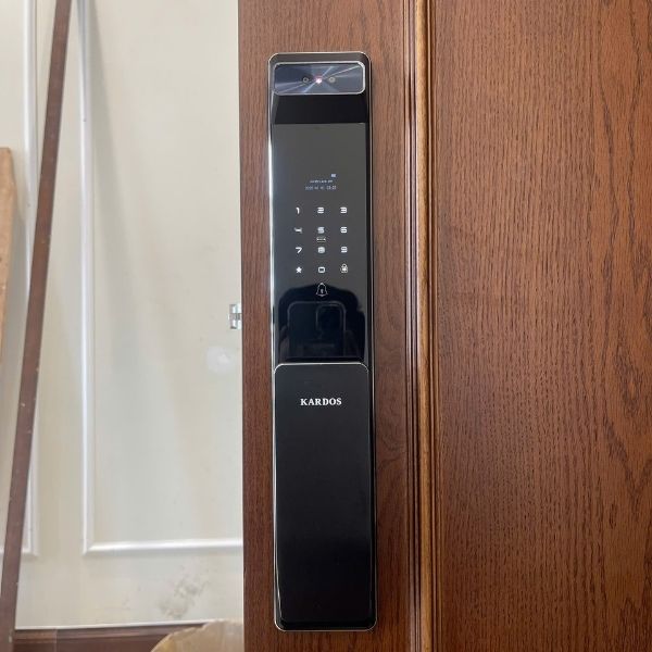 Khóa cửa vân tay Kardos SmartLock A8 Plus CNC Đen Face ID 3D - mặt sau