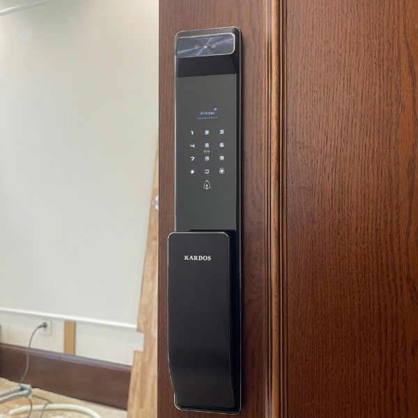 Khóa cửa vân tay Kardos SmartLock A8 Plus CNC Đen Face ID 3D - chi tiết