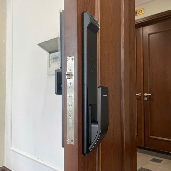 Khóa cửa vân tay Kardos SmartLock A8 Plus CNC Đen Face ID 3D - lắp đặt thực tế