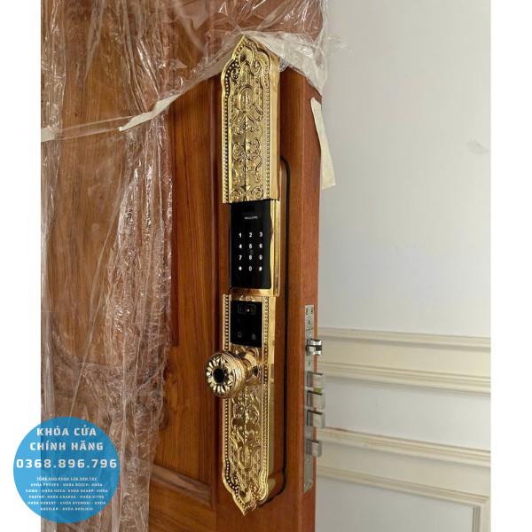 Khóa cửa vân tay tân cổ điển Avolock AC996 FaceID Gold - lắp đặt thực tế
