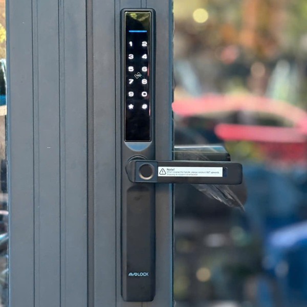 Khóa cửa nhôm vân tay Avolock AN 393 - lắp đặt thực tế