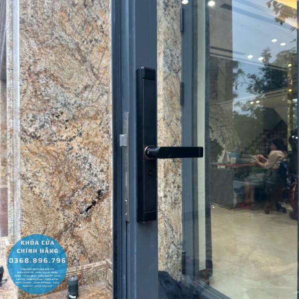 Khóa cửa nhôm vân tay Avolock AN 394 - lắp đặt thực tế