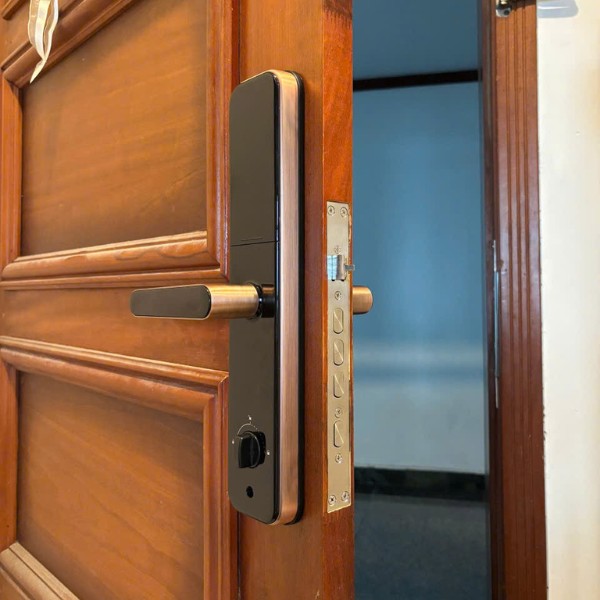 Khóa cửa vân tay Avolock AV65 - lắp đặt thực tế