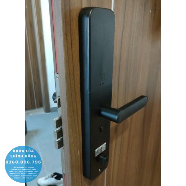 Khóa cửa vân tay Avolock AV68 app wifi - lắp đặt thực tế