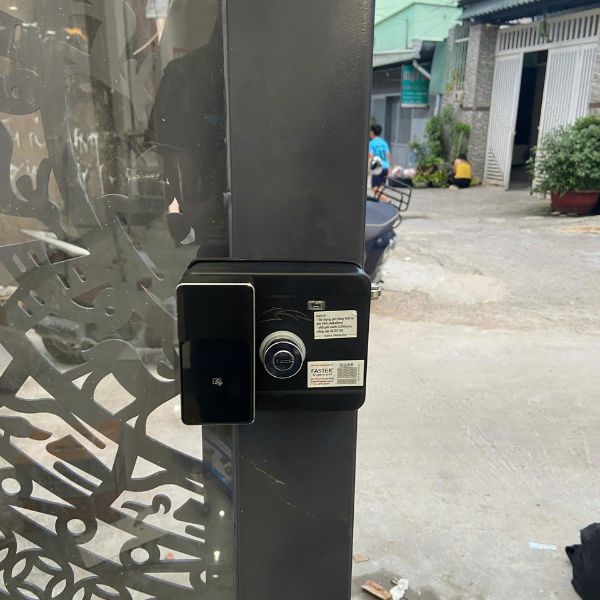Khóa vân tay cửa cổng Faster FSM02 - 5 cách mở, mặt kính chống xước, BH 2 năm - chi tiết