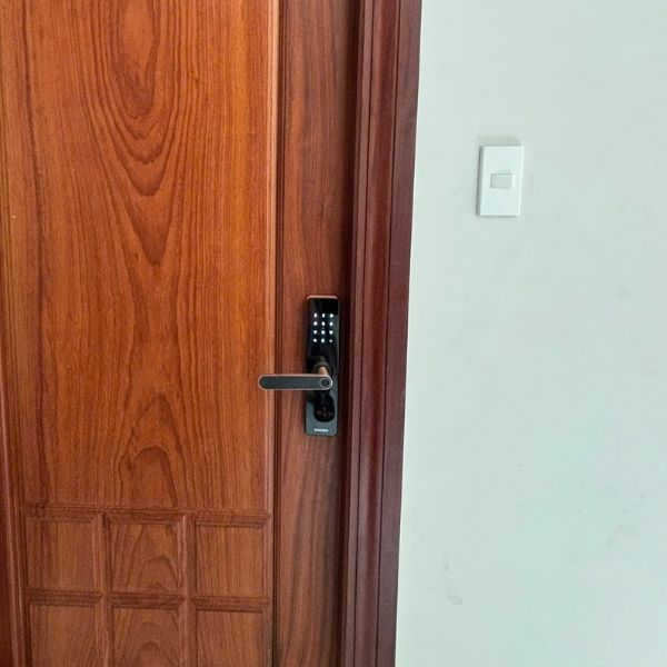 Khóa cửa vân tay Kardos SmartLock G13 Viền Đồng (Chỉ lắp cửa mới) - lắp đặt thực tế