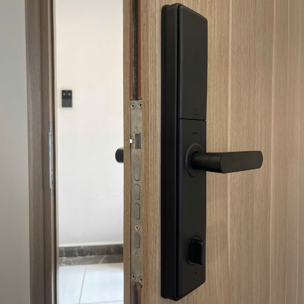 Khóa cửa vân tay Kardos SmartLock G63 Đen - lắp đặt thực tế