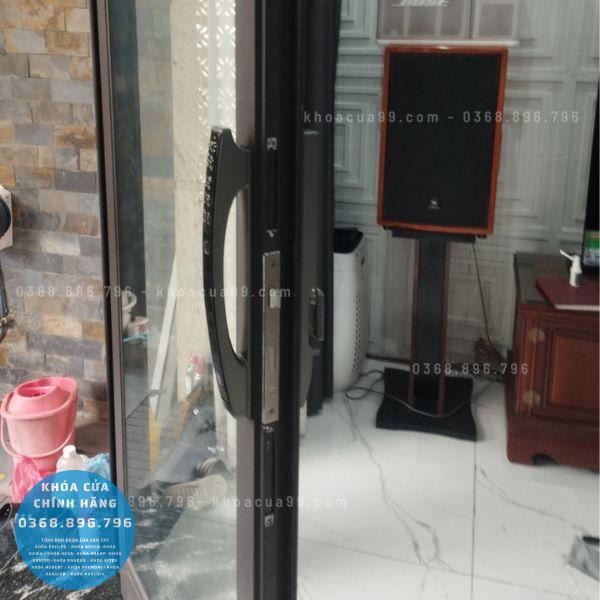 Khóa cửa nhôm vân tay Kawa KN668 Face 3D - lắp đặt thực tế