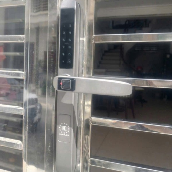 Khóa cửa nhôm Kassler KL599TD Plus chống nước 2 mặt - lắp đặt thực tế