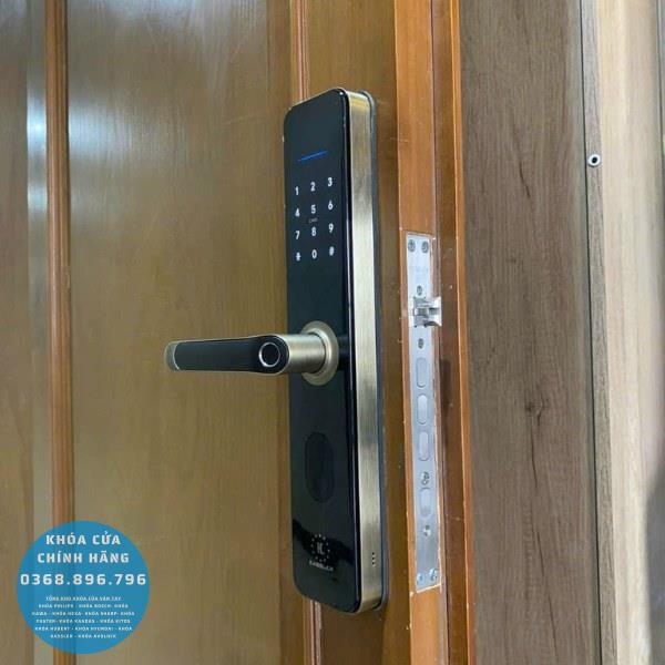 Khóa cửa vân tay Kassler KL696 viền đồng xanh - mặt sau