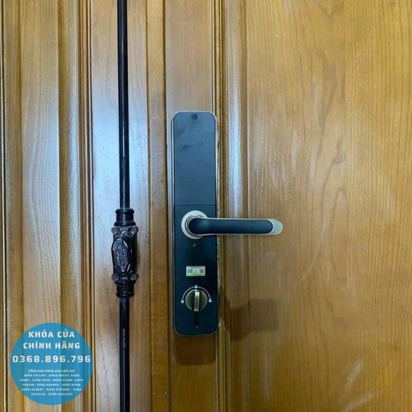 Khóa cửa vân tay Kassler KL696 viền đồng xanh - lắp đặt thực tế