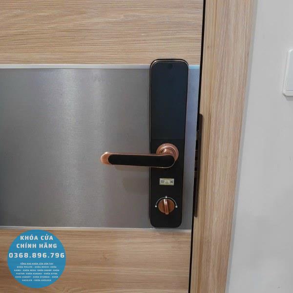 Khóa cửa vân tay Kassler KL696 Viền đồng đỏ - lắp đặt thực tế