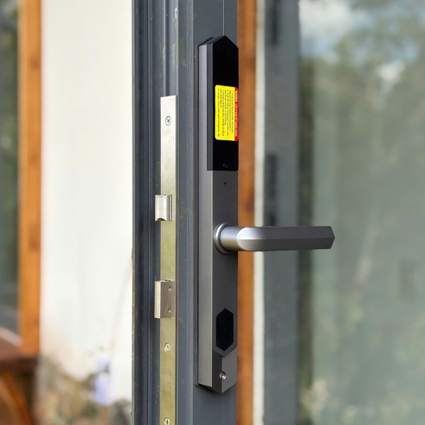 Khóa cửa nhôm kính vân tay Kawa KN303 - lắp đặt thực tế