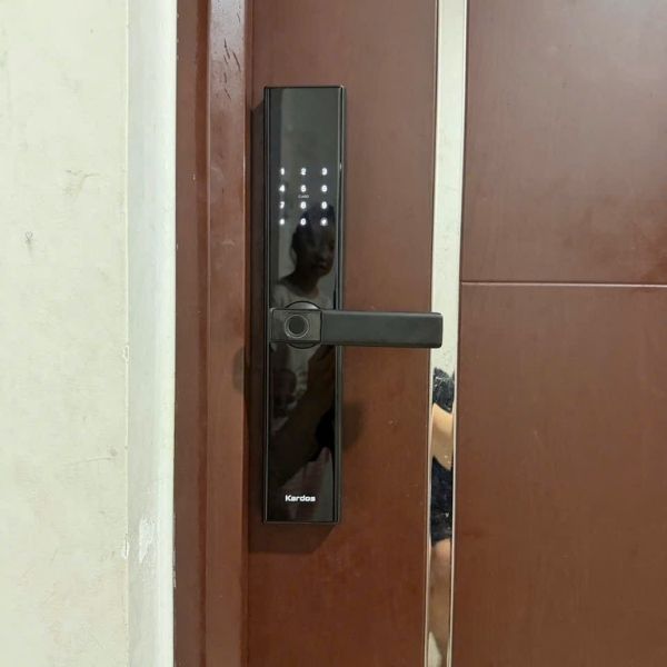 Khóa cửa vân tay Kardos SmartLock Q1 Đen - chi tiết