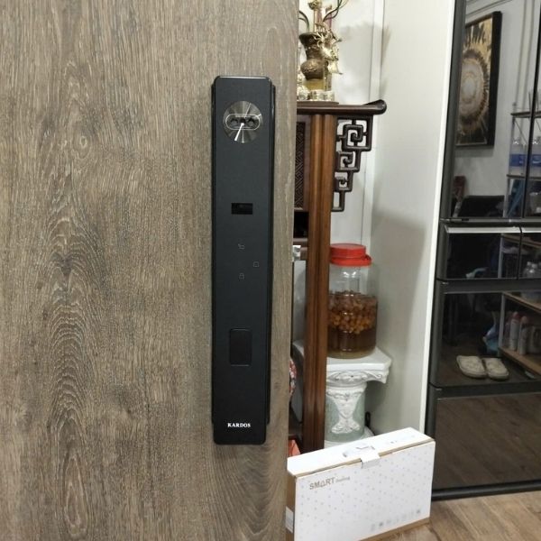 Khóa cửa vân tay Kardos SmartLock X5 Pro Face ID 3D - lắp đặt thực tế