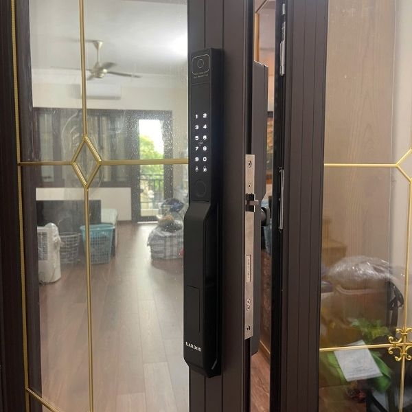 Khóa cửa vân tay Kardos SmartLock Z6 Pro Face ID 3D - lắp đặt thực tế